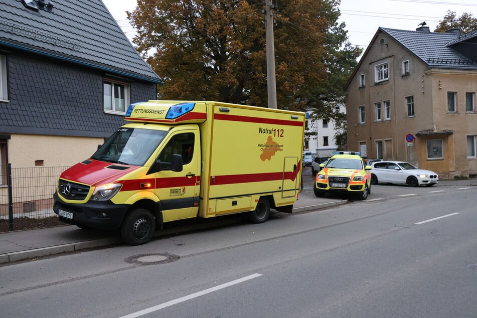 Notarzt und Krankenwagen stehen an der Einfahrt zur "Engen Gassen", in der die leblosen Personen entdeckt wurden.