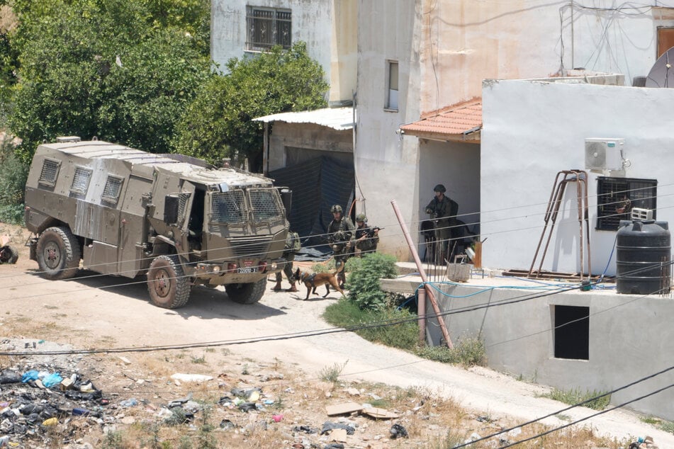 Israelisches Militär verlässt ein Haus im palästinensischen Flüchtlingslager Al Fara'a im besetzten Westjordanland nach einem israelischen Militärangriff.