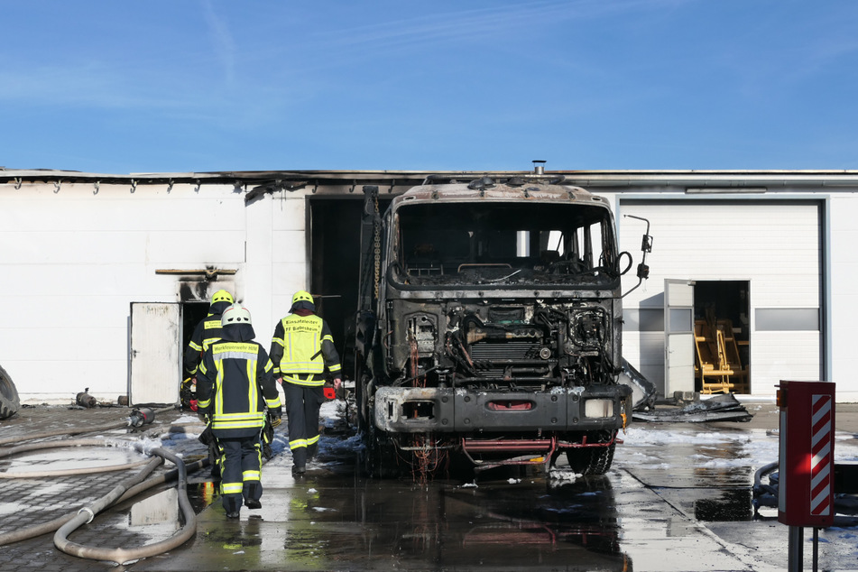 Aufgrund eines riesigen Werkstattbrandes kam es in Biebesheim am Samstagmorgen zu einem Großeinsatz der Feuerwehr. Ein brennender Lkw musste gelöscht und aus dem Gebäude gezogen werden.