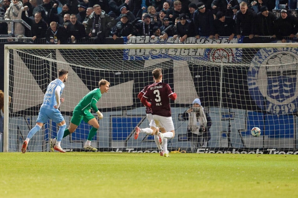 Dejan Bozic (32) traf bisher siebemal, davon fünfmal vom Punkt - wie hier gegen den BFC Dynamo.