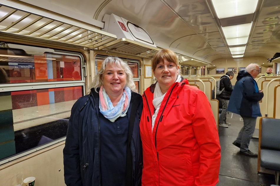 Marlies Rose (r.) zusammen mit Birgit Brummund, beide haben vor über 40 Jahren zusammen bei der Deutschen Bahn ihre Ausbildung gemacht und sind auch heute noch für die S-Bahn-Hamburg tätig.