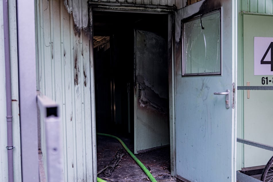 Der obere Teil des Wohncontainers wurde den Brand erheblich beschädigt.