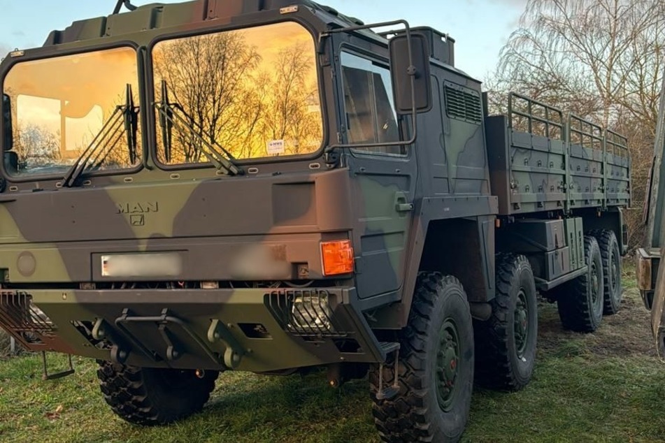 Dieser Bundeswehr-Lkw wurde von einem Firmengelände in Schwerin gestohlen. Die Polizei sucht nun nach Zeugen.