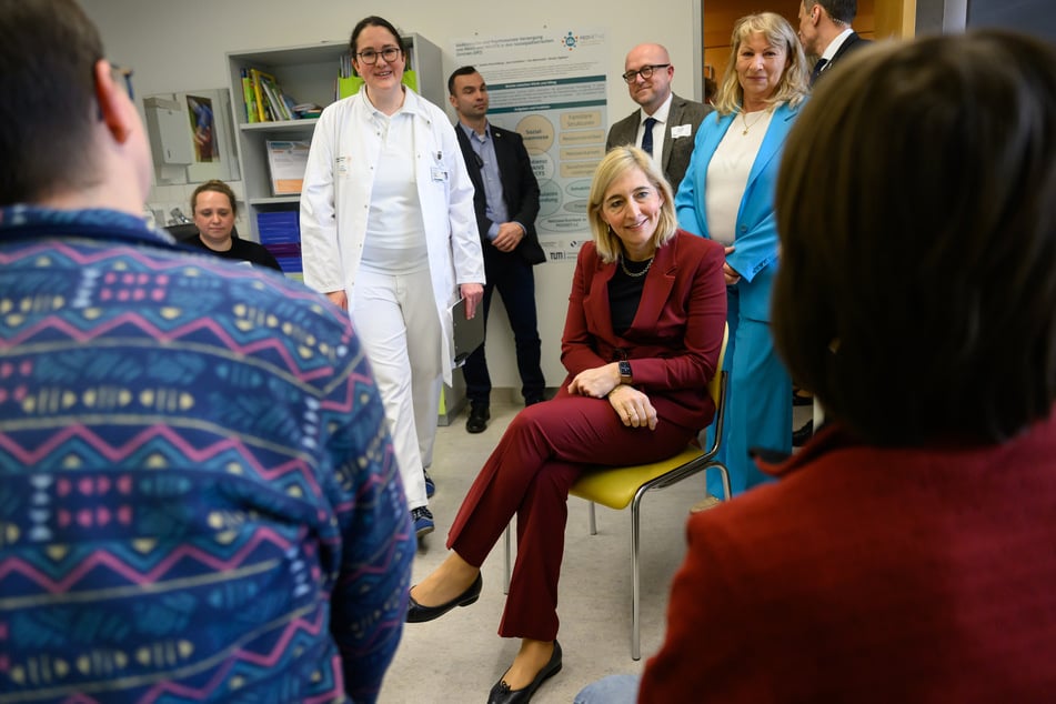 Im März besuchte Bundesgesundheitsministerin Nina Warken (46, CDU) das Uniklinikum Dresden im Rahmen des "PEDNET-LC"-Projekts.