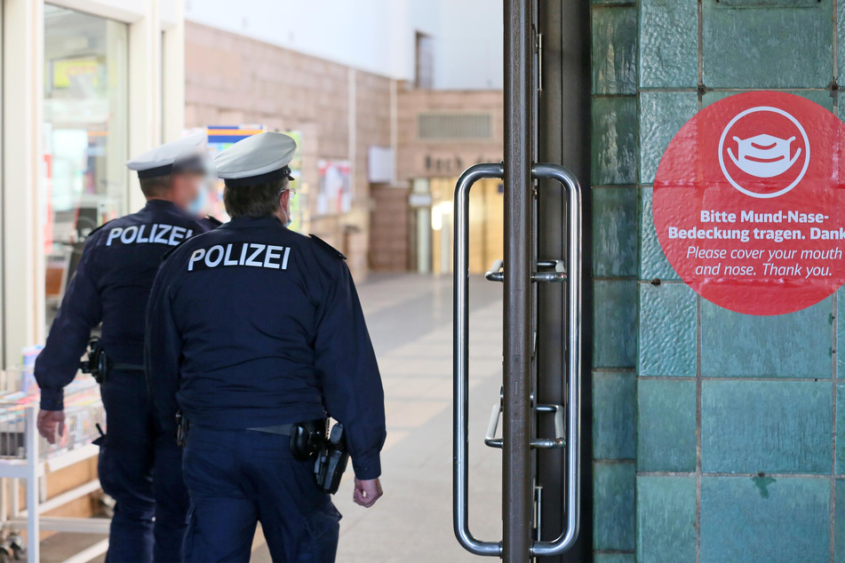 Maskenkontrolle am Zwickauer Hauptbahnhof. Die Bundespolizei kontrolliert, ob die Fahrgäste eine Mund-Nase-Bedeckung tragen.