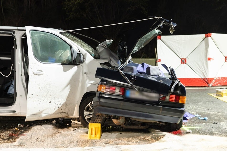 Der Peugeot war frontal in die Fahrerseite des quer stehenden Mercedes gekracht.