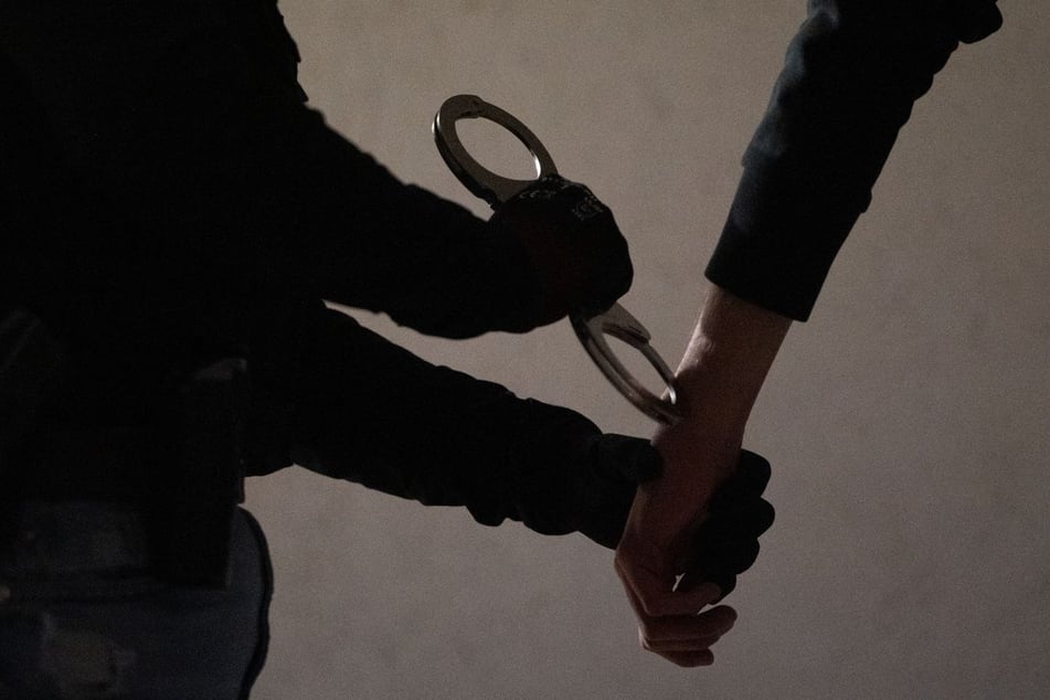 Drei Wochen auf der Flucht: Der 26 Jahre alte Straftäter ist nun in Haft. (Symbolfoto)