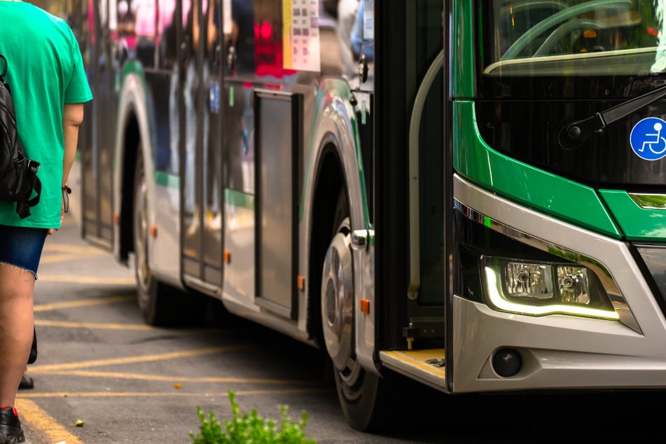 Leichtsinn mit Folgen: Neunjährige stürzt von Lenker und wird von Bus überrollt