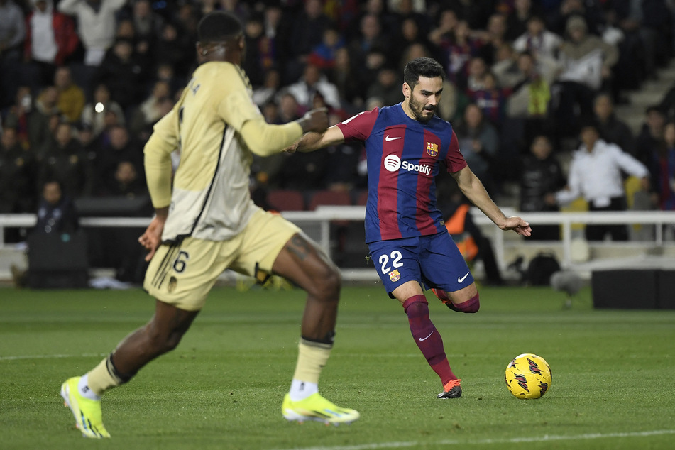 Beim FC Barcelona sammelte İlkay Gündoğan (33, r.) in 51 Spielen 19 Scorerpunkte (fünf Tore, 14 Vorlagen).