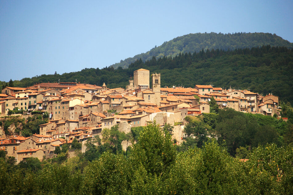 In den Hügeln der Toskana liegt das Dörfchen Santa Fiora. Wer mag, kann hier von zu Hause arbeiten und günstig zur Miete wohnen.