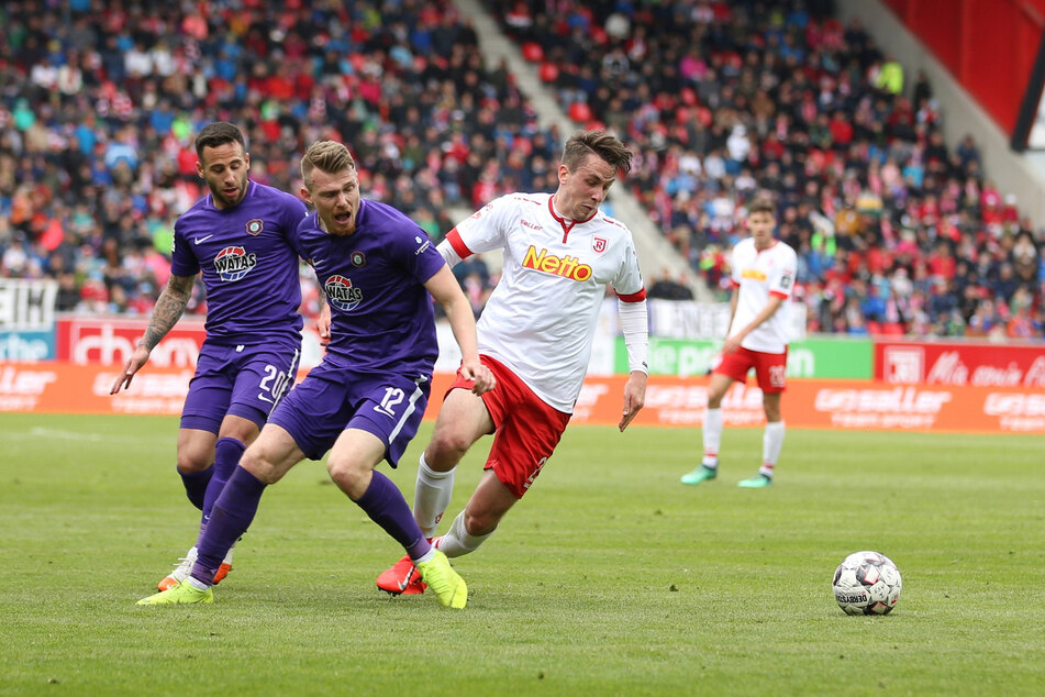 Sein letztes Punktspiel bestritt Steve Breitkreuz (M.) am 5. Mai 2019 beim 3:1-Sieg in Regensburg.