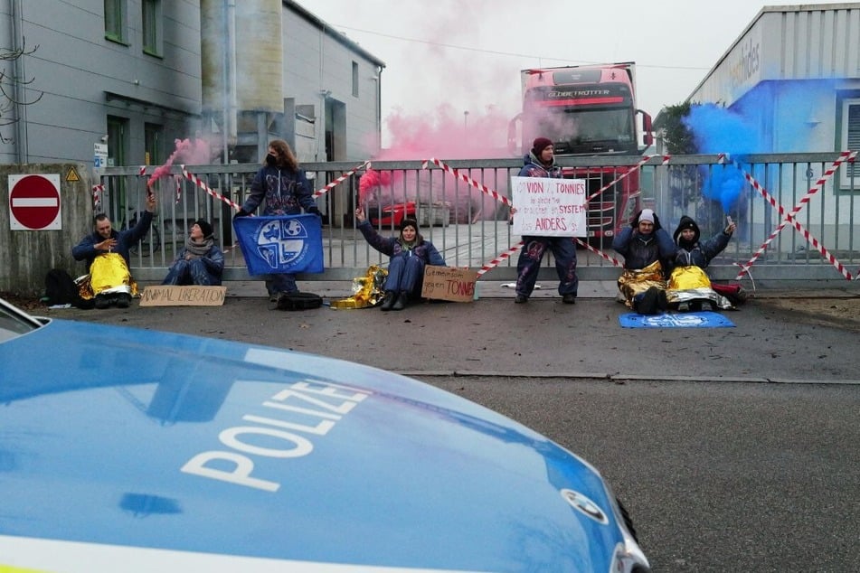 Aktivisten blockieren die Zufahrt zum Unternehmen in Memmingen.