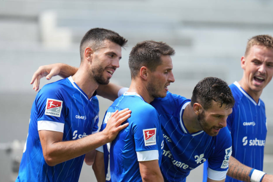 Die Lilien freuen sich über das 3:0 von Fabian Schnellhardt (2.v.l.) beim 6:1-Hinspielsieg der Darmstädter gegen den FC Ingolstadt am dritten Spieltag der abgelaufenen Saison.