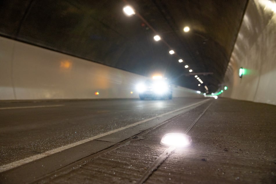 Mehrere Vollsperrungen stehen in der neuen Woche dem A4-Tunnel Königshainer Berge bevor. (Archivbild)