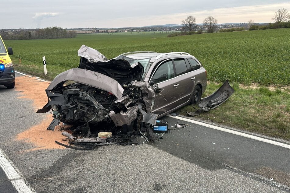 Eines der beteiligten Fahrzeuge wurde im Bereich der Frontpartie massiv beschädigt.