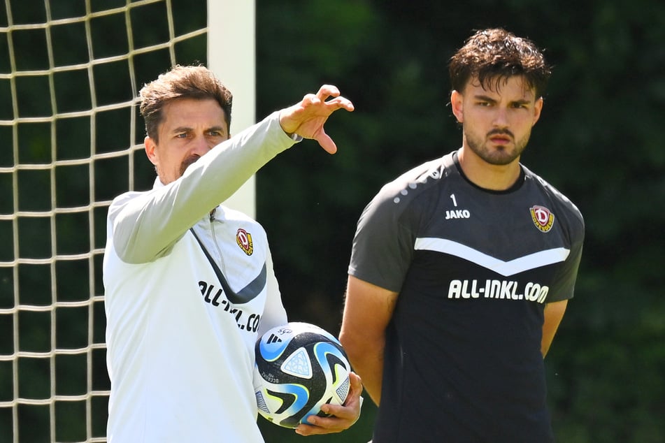 Dynamos Trainer Thomas Stamm (41, l.) hat sich schützend vor seinen Torhüter Tim Schreiber (22, r.) gestellt.