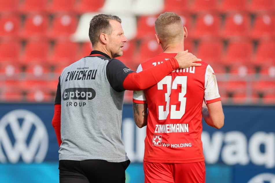 FSV-Coach Rico Schmitt (56, l.) würde sich wünschen, dass vor der Kiste nicht nur auf Marc-Philipp Zimmermann (34) Verlass ist.