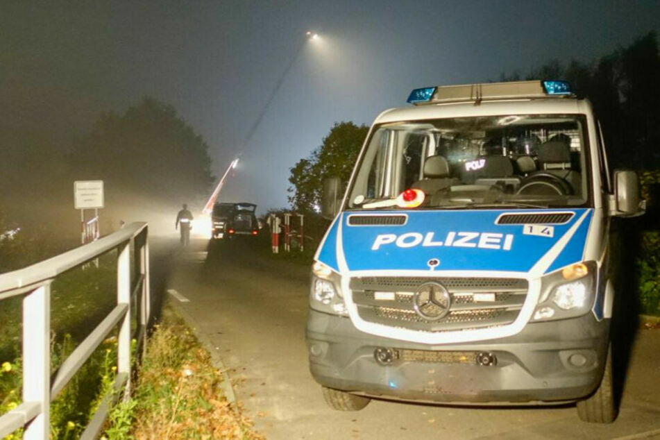 Ein Polizeiauto steht bei einem Feld und der Autobahnabfahrt Schönerlinder Straße im Berliner Ortsteil Französisch Buchholz. Hier wurde im November 2020 die erste Leichenteile gefunden.