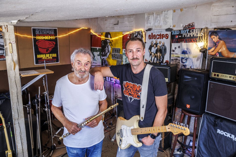 Vater & Sohn: Bernd Aust (80) und Sascha Aust (44) im privaten Proberaum.