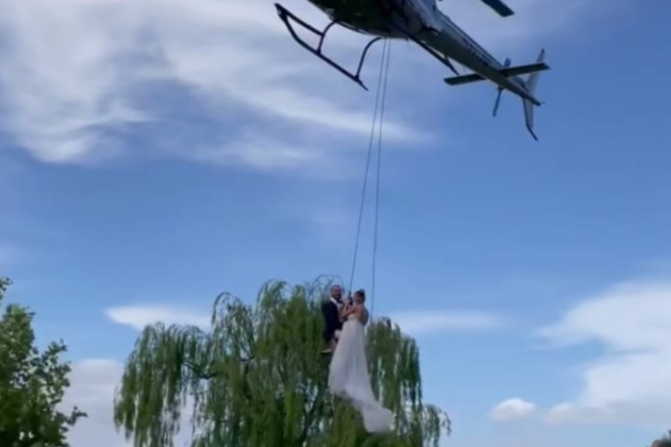Mit dem Helikopter flogen sie zu ihrer Hochzeitsparty.