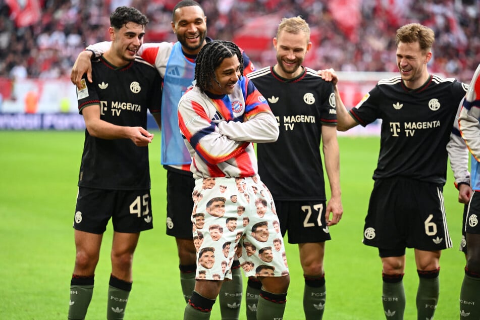 Sorgte vor kurzem noch für Lacher, jetzt für Sorgenfalten: Gnabry (M.) verpasst neben der WM auch die Triple-Jagd der Bayern.