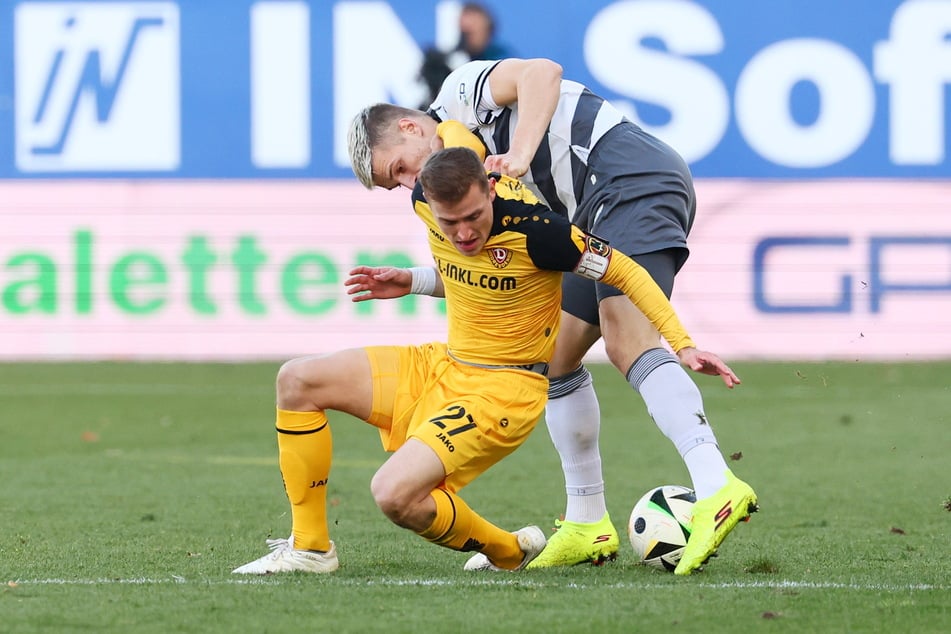 Die Dynamos wurden in Sandhausen im Grunde permanent bearbeitet. Hier zum Beispiel befreite sich Niklas Hauptmann (28, v.) von David Otto (25). Dresden ließ sich dennoch nicht von der Spur abbringen.