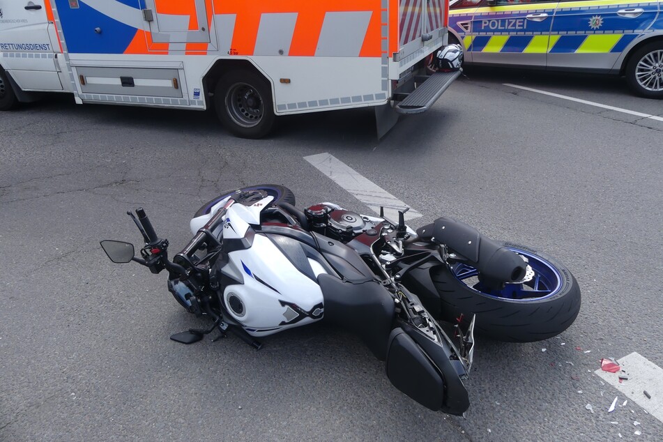 Der Biker (27) kam nach dem Crash in Lindlar schwer verletzt in eine Klinik.