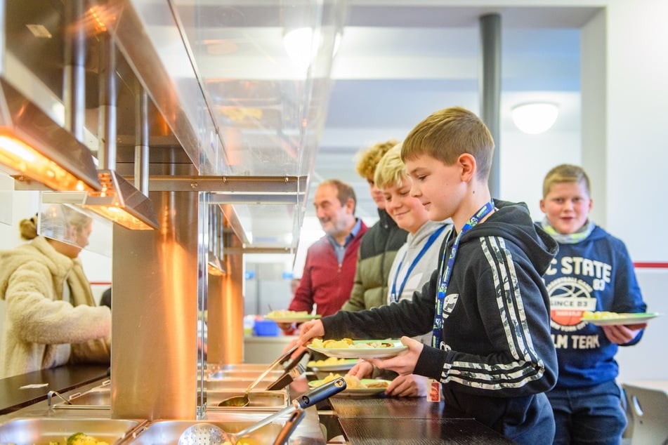 Wird das zum Bild mit Seltenheitscharakter? Immer weniger Schülerinnen und Schüler nehmen am Schulessen teil. Das spüren auch die Caterer.