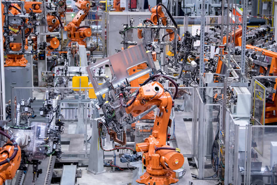 Die bayerische Metall- und Elektroindustrie rechnet mit hoher Kurzarbeit in den Branche. (Symbolbild)