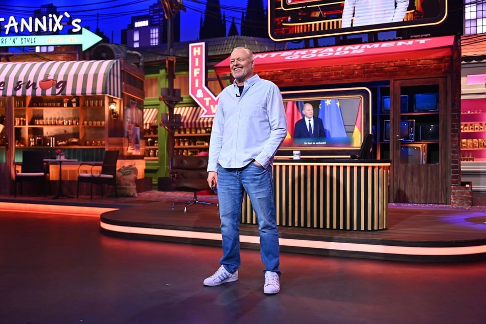 Stefan Raab (58) leitete die neue Ausgabe von "Du gewinnst hier nicht die Million" wie gewohnt mit einem Stand-up-Teil ein.