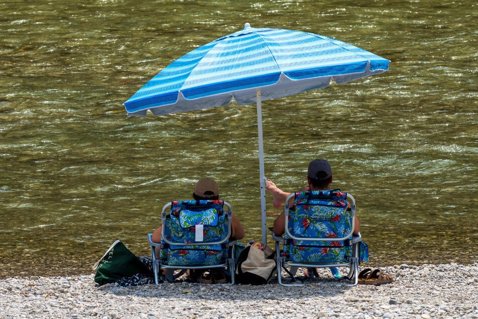 Schatten und kaltes Wasser: In diesen Tagen muss man in Bayern aktiv für Abkühlung sorgen. Und das bleibt auch bis zum Wochenende so.