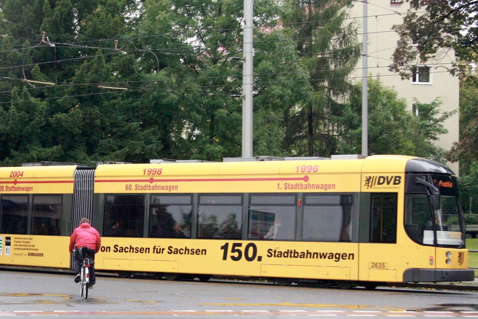 Der Fahrer (83) des Opel Meriva legte den Rückwärtsgang ein und fuhr gegen die Straßenbahn. (Archivfoto)