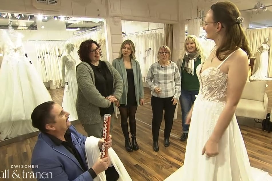 Trotz Handicap kann sich die Braut gleich beim ersten Beratungstermin für eines der Kleider entscheiden.