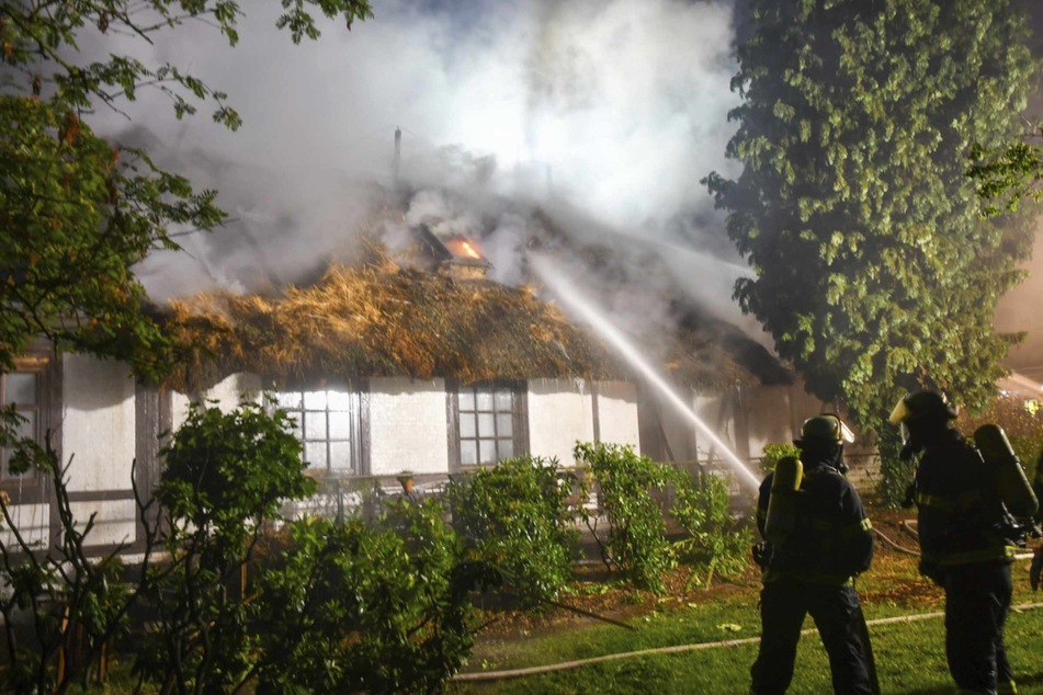 Die Feuerwehrkräfte konnten das Reetdachhaus trotz aller Bemühungen nicht mehr retten.