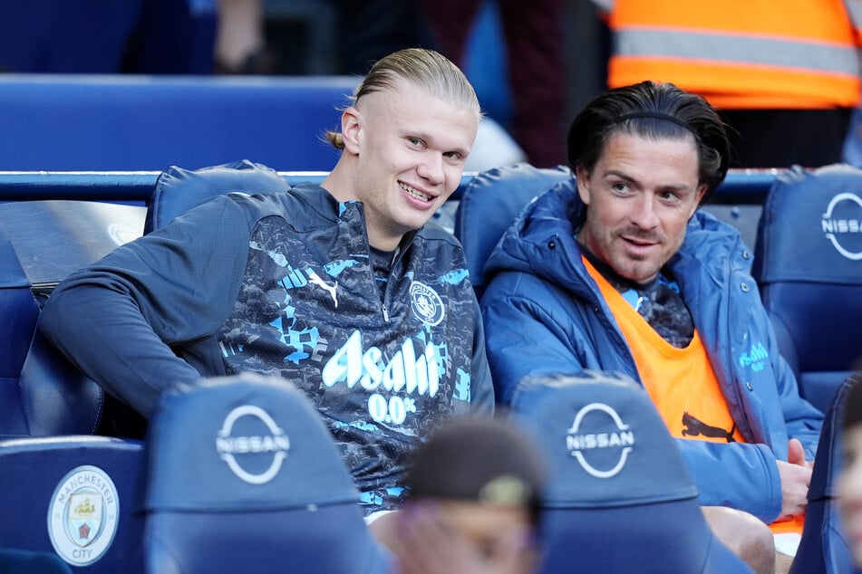 In der vergangenen Saison musste Jack Grealish (29, r.) häufig auf der Bank Platz nehmen.