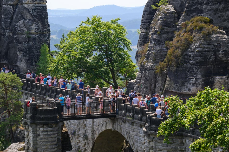 Unzählige Touristen strömen bei sommerlichen Temperaturen zur Bastei. Nun wurde dort das Außenklo geknackt.