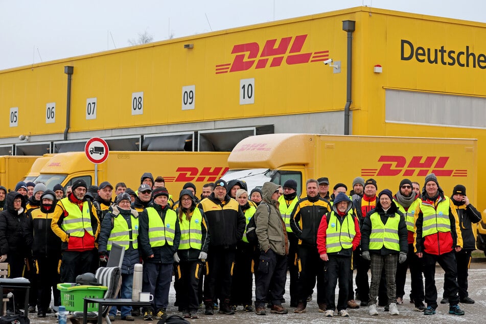 In ganz Deutschland streiken Mitarbeitende der DHL und der Deutschen Post.