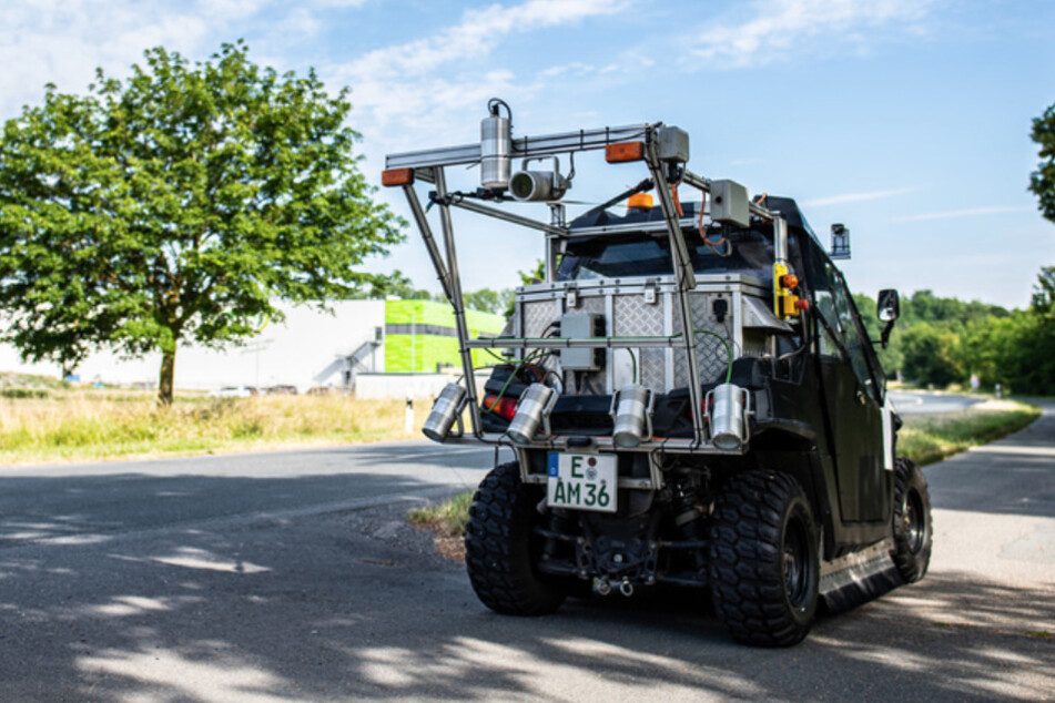 Das Fahrzeug tastet noch bis Herbst im Münsterland mit Hilfe eines Lasers und mehrerer Kameras die Wege ab und erstellt so ein Oberflächenprofil.