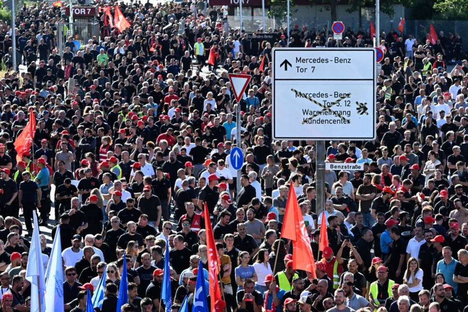 Tausende protestieren gegen Sparkurs bei Mercedes-Benz