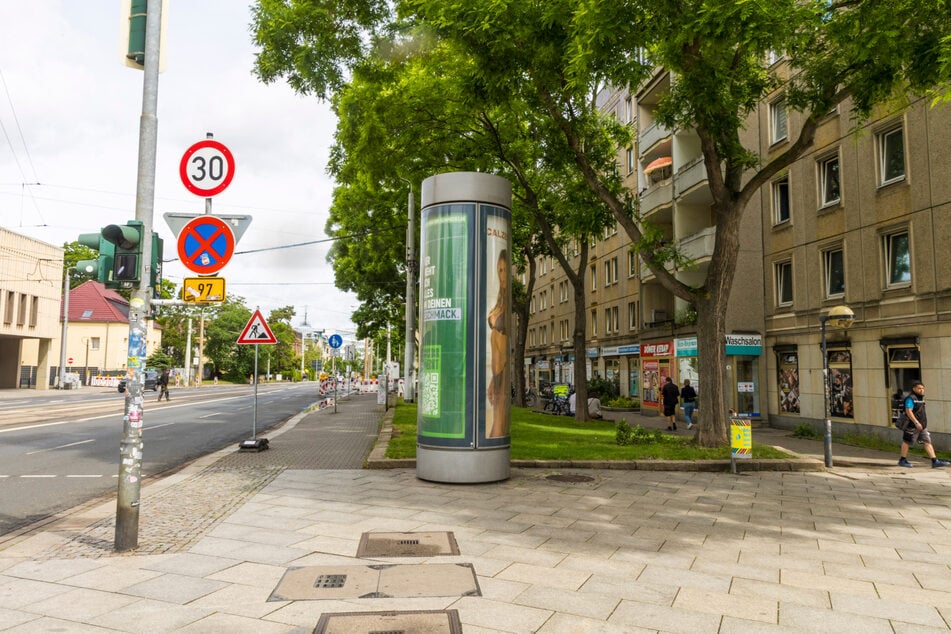 Teures Pflaster: Nach TAG24-Informationen geht es um diesen Gehweg mit Bäumen nahe dem Artesischen Brunnen.