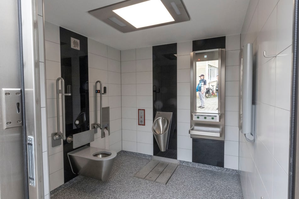 So sehen die WCs von innen aus. Seifenspender und Händetrockner sind am Waschtisch eingebaut.