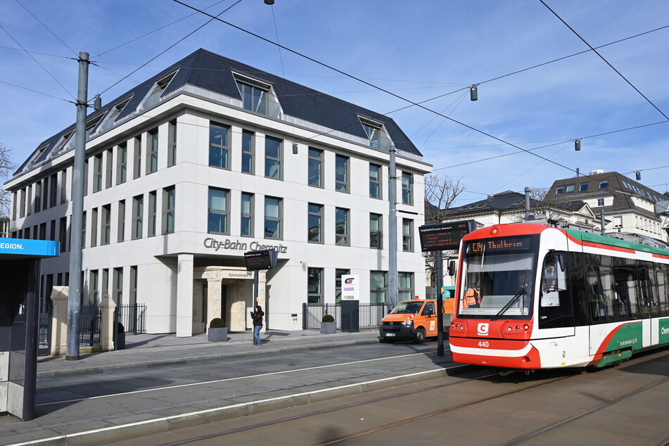 Die City-Bahn zog vom Hauptbahnhof in das neue Verwaltungsgebäude neben der Villa Zimmermann.