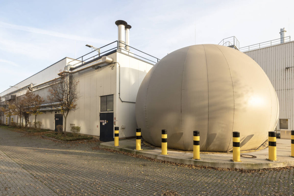Ein Biogasspeicherballon auf dem Gelände des Unternehmens Rhein-Main Biokompost GmbH (RMB) in Frankfurt.