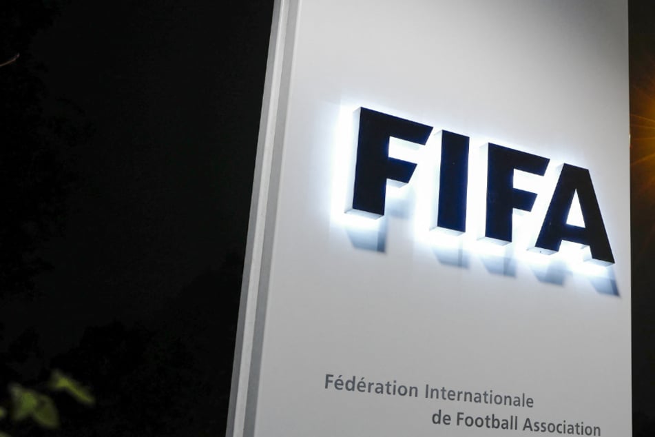 Er soll seine Position ausgenutzt haben: FIFA sperrt Schiedsrichter wegen sexueller Belästigung!