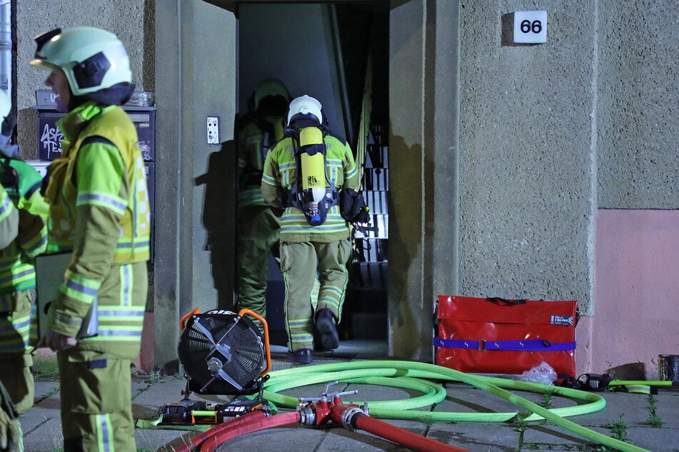 Unter Atemschutz konnte die Feuerwehr den Brand am Abend schnell löschen.