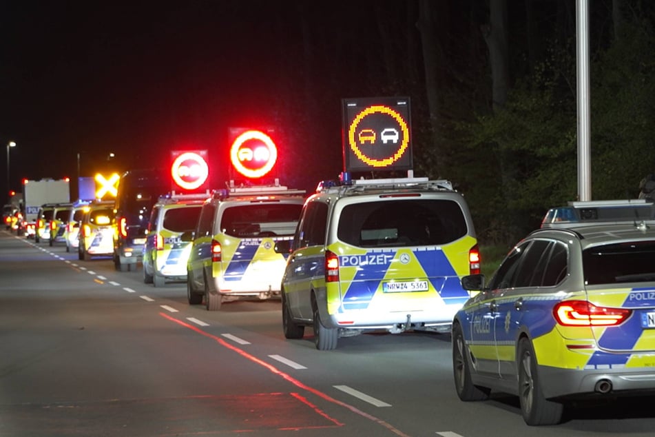 Etwa 2400 Polizeibeamte in rund 100 Fahrzeugen waren in der Nacht zu Mittwoch zur Sicherung des Transports im Einsatz.