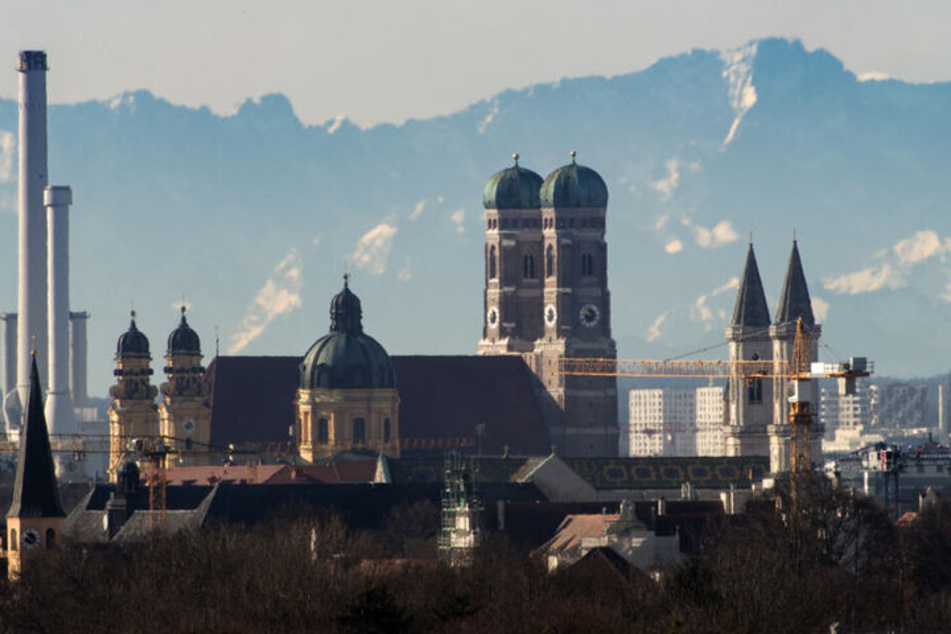 Die Türme der Frauenkirche (M.) sind bisher weitgehend der Maßstab für die maximale Höhe von Hochhäusern in München.