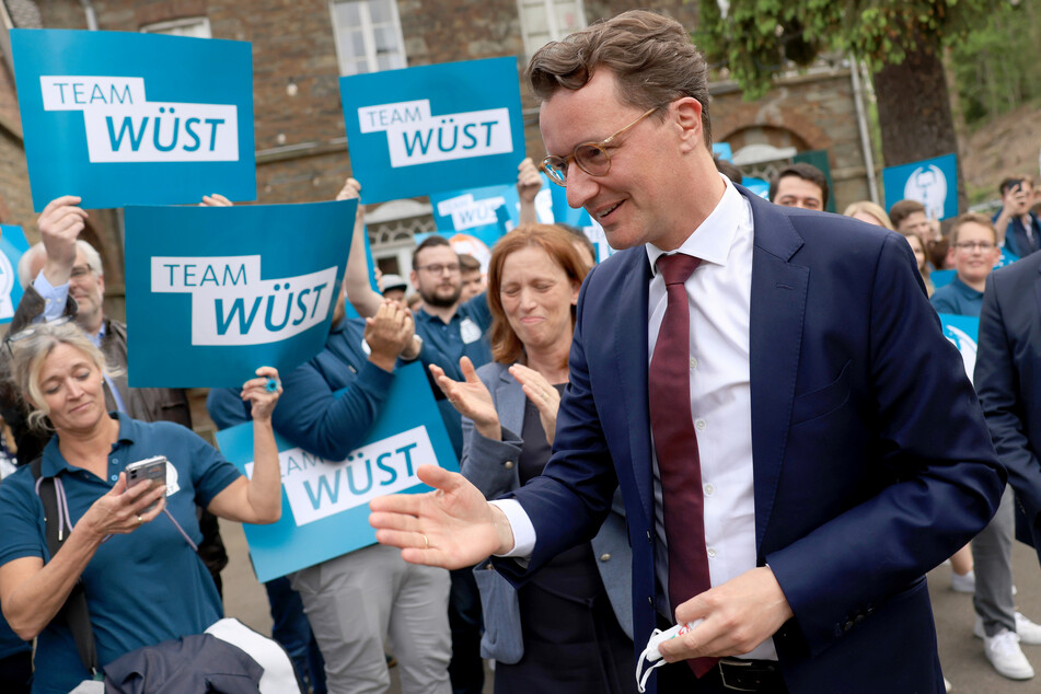 NRW-Ministerpräsident Hendrik Wüst (46) will Rechtsextremismus und Clankriminalität in NRW stärker bekämpfen.