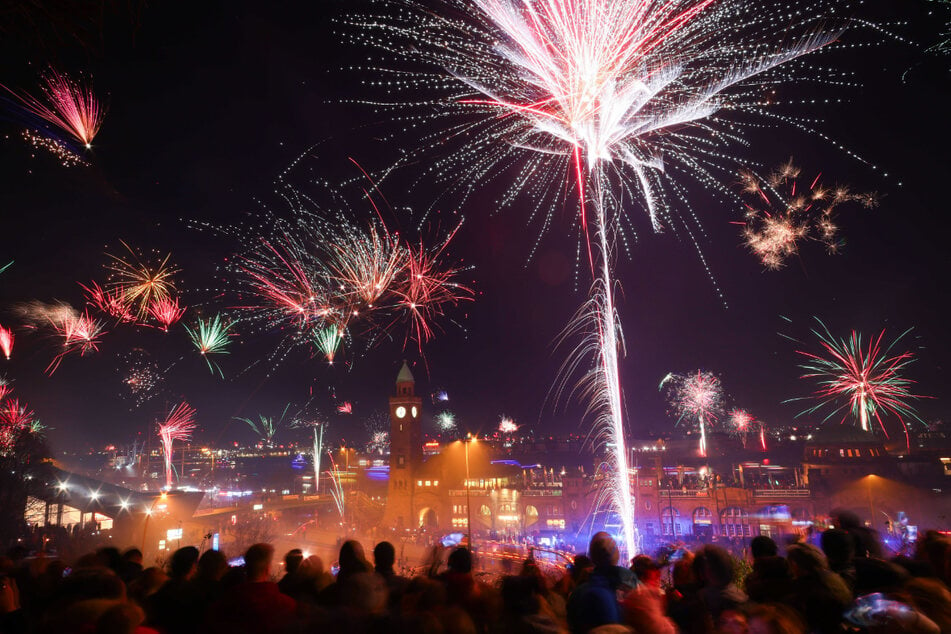 Das Silvesterfeuerwerk in Hamburg dürfte durch Regen und Sturm getrübt werden. (Archivbild)