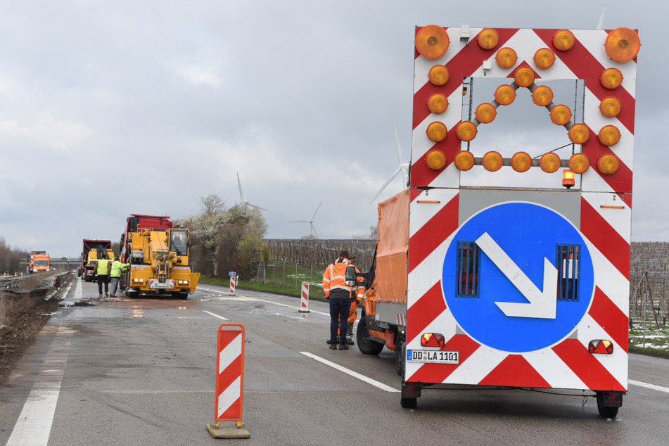 Unfall A14: Laster und Transporter stehen nach Unfall quer: Sperrungen auf der A14